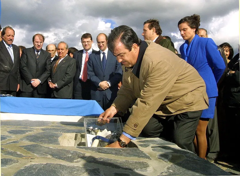 En la imagen el ministro Alvarez Cascos poniendo la primera piedra a las obras de la A 62 en Ciudad Rodrigo. ICAL