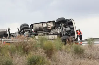 Un camión vuelca en la A-62 y corta la autovía a su paso por Salamanca | Mateo G.J.
