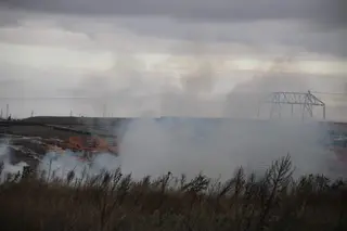 Un incendio en el poblado de Vistahermosa moviliza a los bomberos del Ayuntamiento y de la Diputación