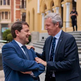 Alfonso Fernández Mañueco y Alfonso Rueda en Galicia el día de las elecciones a la Xunta