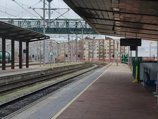 Vías vacías en la estación de tren de Salamanca