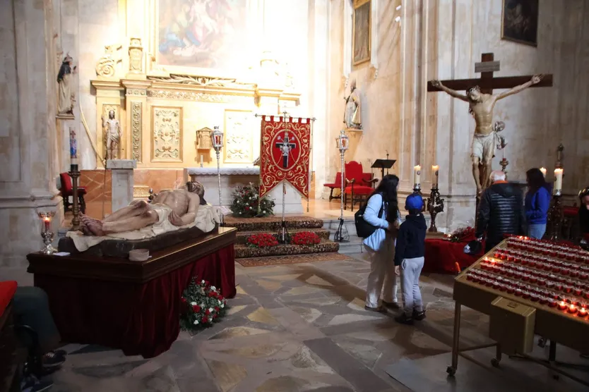 Besapiés del Cristo de la Agonía Redentora y el Cristo Yacente durante la Semana Santa 2026