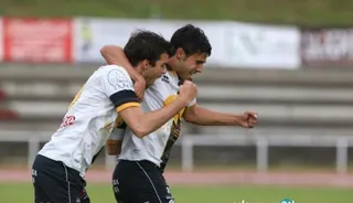 Jorge Alonso celebra un gol con Carlos de la Nava.