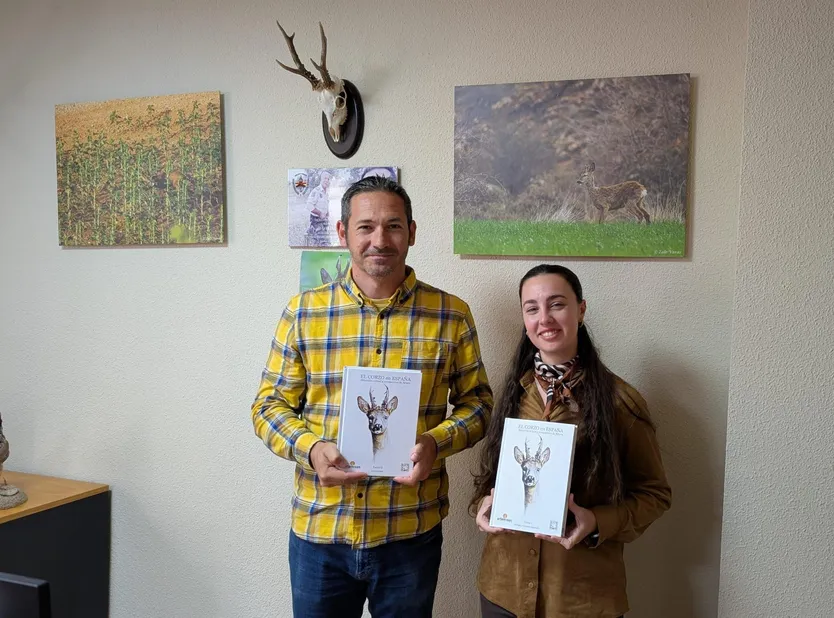 Elena Fuentes, investigadora de la Fundación Artemisan y Gonzalo Varas, vicepresidente segundo de la Asociación del Corzo Español