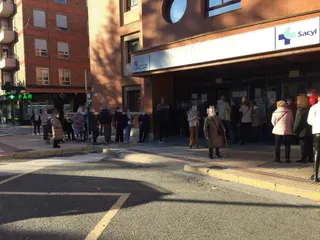 Colas en el centro de salud de Alamedilla. Foto SALAMANCA 24HORAS
