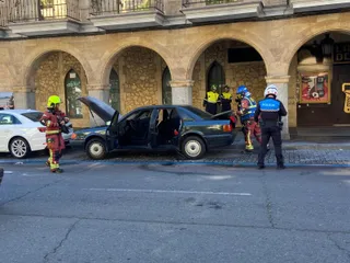 GALERÍA | Arde un vehículo en plena Gran Vía