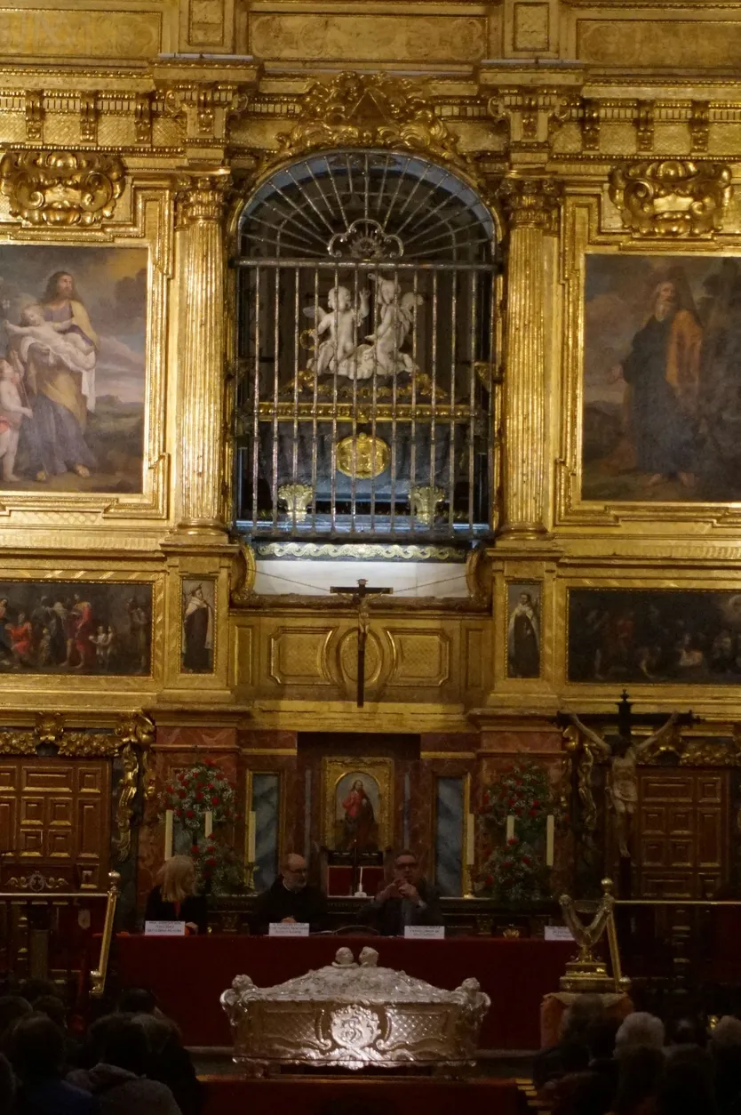 La urna de Santa Teresa descansa a los pies del sepulcro de mármol. Foto Juanes