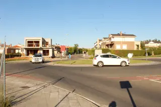 Policía Local De Villamayor En El Lugar Del Accidente Retirando Los Conos De Señalización. Asier Galache. S24H.