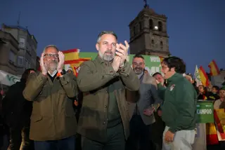 El presidente de Vox, Santiago Abascal; y el candidato a la Presidencia de la Junta por la formaciÃ³n, Carlos PollÃ¡n; junto al candidato por Palencia David Hierro; y al diputado JosÃ© MarÃ­a Figaredo,protagonizan un acto electoral en la Plaza de EspaÃ±a de la localidad palentina de Aguilar de Campoo | ICAL