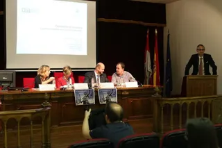 Mesa redonda sobre política y justicia.