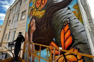 Roberto Becerro junto al último mural realizado en Santa Marta