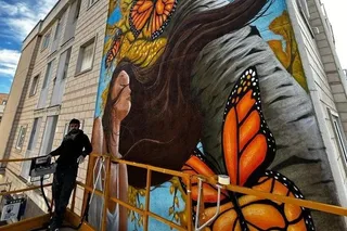 Roberto Becerro junto al último mural realizado en Santa Marta