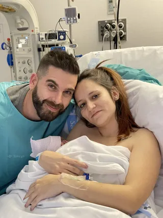 Logan, el primer salmantino de 2023 junto a sus padres, Lara Muñoz y Cristian Elena.