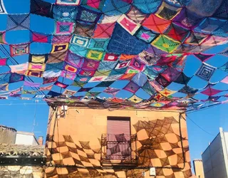 Toldo de ganchillo en la plaza de Villoruela. Foto Villoruela se Mueve (3)