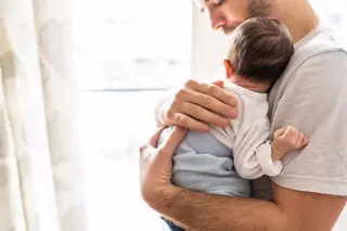 Un padre cuidando de su bebé. Foto EP