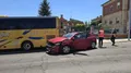 Un vehículo choca con un autobús en la calle Colombia | Andrea Mateos