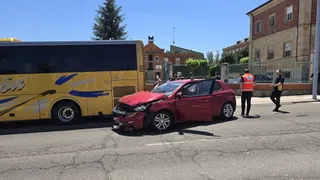 Un vehículo choca con un autobús en la calle Colombia | Andrea Mateos