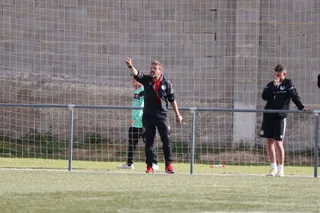 Sergio Mata da instrucciones en el derbi entre Unionistas B y Salamanca CF UDS B | FOTO ANDREA MATEOS