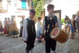 Danzarines y procesión en Mogarraz (1)
