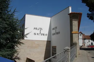 La Junta exhibe en el museo portugués de Sabugal la exposición ‘Arquitectura histórica y tradicional del occidente salmantino’