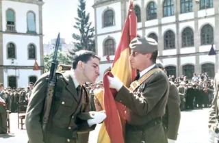 Mañueco recuerda la festividad de San Fernando con una foto de cuando hizo la mili