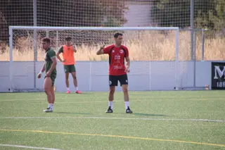 Javi Medina da instrucciones durante un entrenamiento de Unionistas. 
