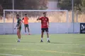Javi Medina da instrucciones durante un entrenamiento de Unionistas.