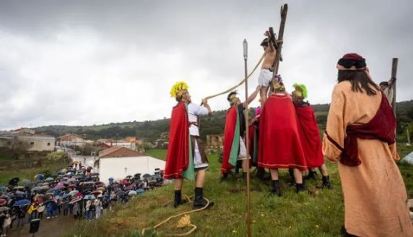 Vecinos de Serradilla del Arroyo representan la Pasión de Cristo en el Viernes Santo. Fotos José Vicente ICAL (5)