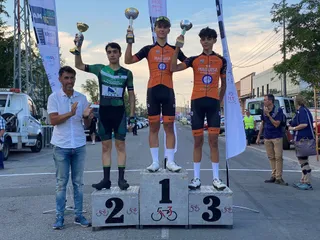 Álvaro Domínguez y Hugo García en el podium | Foto: Escuela de Ciclismo Bejarana