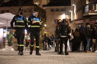 La Policía Local en el turno de tarde para comprobar terrazas y mascarillas.