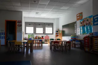 Sillas y mesas de un aula en el interior del Colegio Nobelis de Valdemoro, que debido a la pandemia del coronavirus tendrá que acondicionar sus aulas con medidas de distanciamiento e higiene para el