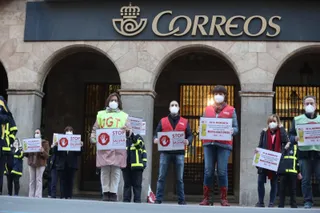 Concentración de trabajadores de Correos frente a la sede de Gran Vía