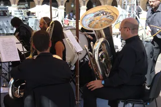 La banda de la escuela de música toca en la Plaza Mayor