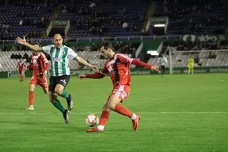Espina recorta a Medina en la acción del gol / FOTO UNIONISTAS CF