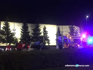Mujer atendida frente al Centro Comercial El Tormes (3)