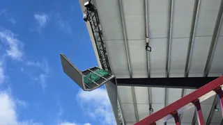 Se desprende un LED en el Reina Sofía | FOTOS ANDREA MATEOS