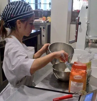 La joven estudiante de pastelería Nerea Albes, en la final del concurso regional Celichef