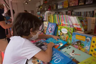 Un niño ojea libros | EP