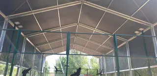 Nueva cubierta con posibilidad de cerramiento de la pista de pádel de Valdelagua en Santa Marta