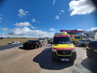 GALERÍA | Cuatro personas resultan heridas tras una fuerte colisión entre dos turismos en Villamayor