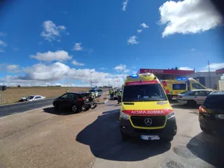 GALERÍA | Cuatro personas resultan heridas tras una fuerte colisión entre dos turismos en Villamayor