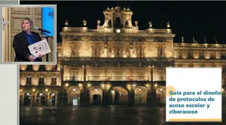 Carmen Guillén en una fotografía, junto a la Plaza Mayor y la guía creada por el Gobierno