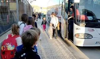 Acompañantes de transporte escolar. Foto de archivo