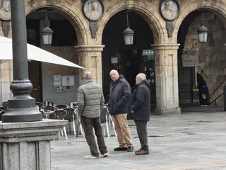 Gente paseando, pensionistas
