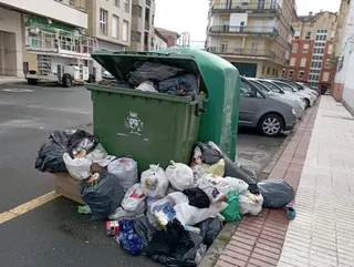 Cubos de basura desbordados en Béjar