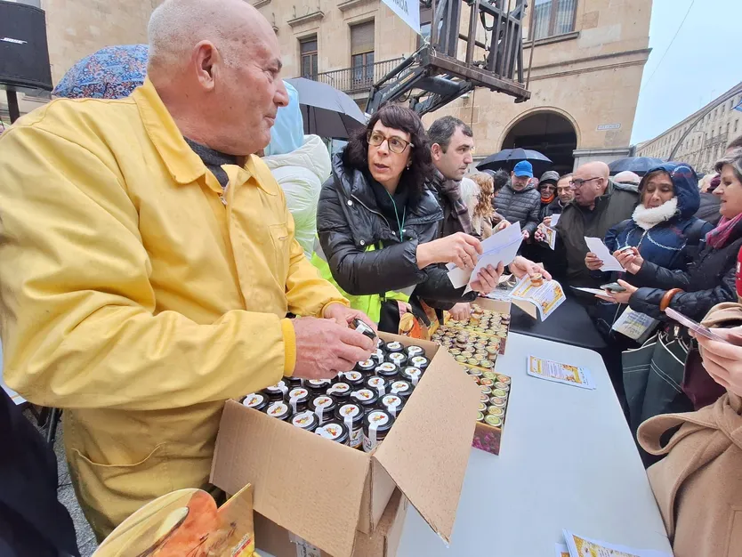 Los apicultores reparten mil tarritos de miel en protesta por el acuerdo de Mercosur (14).jpeg