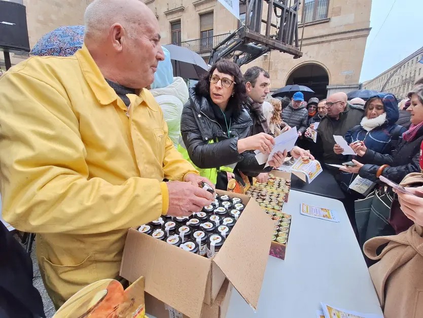 Los apicultores reparten mil tarritos de miel en protesta por el acuerdo de Mercosur (14).jpeg