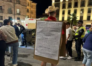 Hombre anuncio a la entrada de la Plaza Mayor de Salamanca