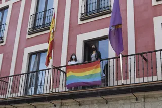 La alcaldesa de Peñaranda y la concejala de Igualdad han colocado la bandera con los colores del arco iris en el balcón del Ayuntamiento.