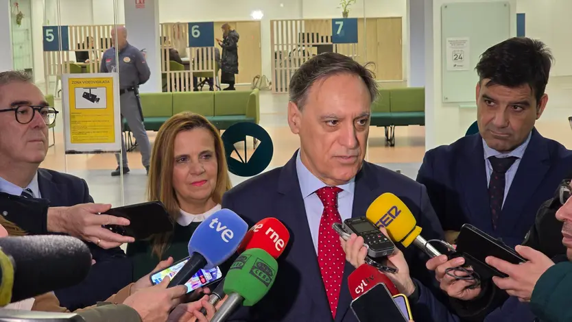 Inauguración de la placa conmemorativa por el centenario del nacimiento de la escritora Carmen Martín Gaite en el edificio de la entidad en la plaza de los Bandos